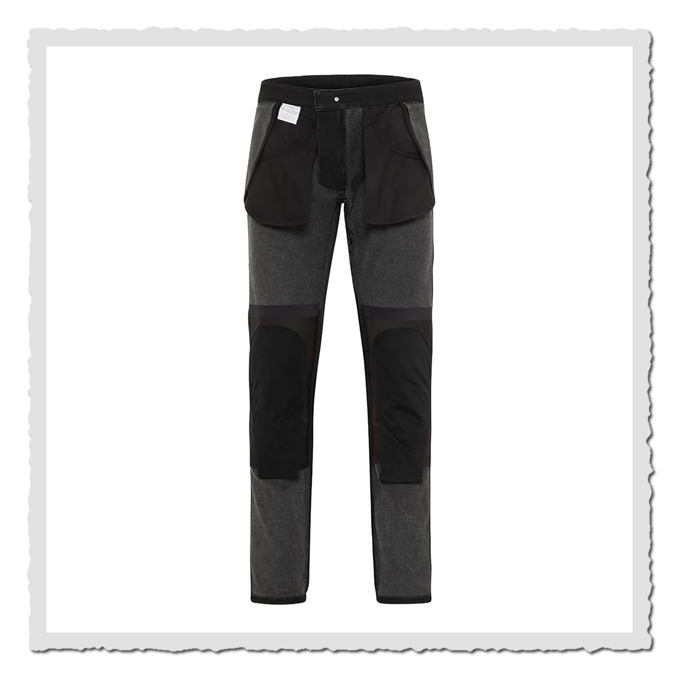 Auf links gekrempelte Jeans mit schwarzem Gewebe schwarzen Einsätzen an beiden Hüften und Beinen.